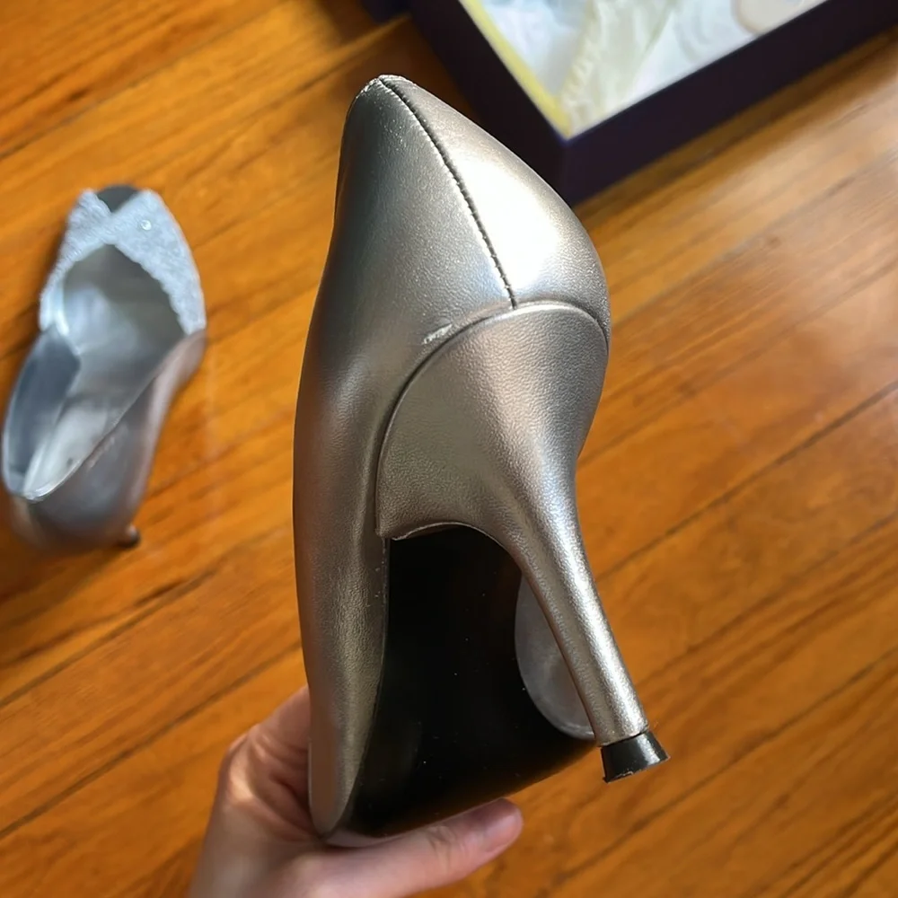 Stuart Weitzman Silver Chantilly Peep Toe Heels Size 8.5 - Picture 5 of 6